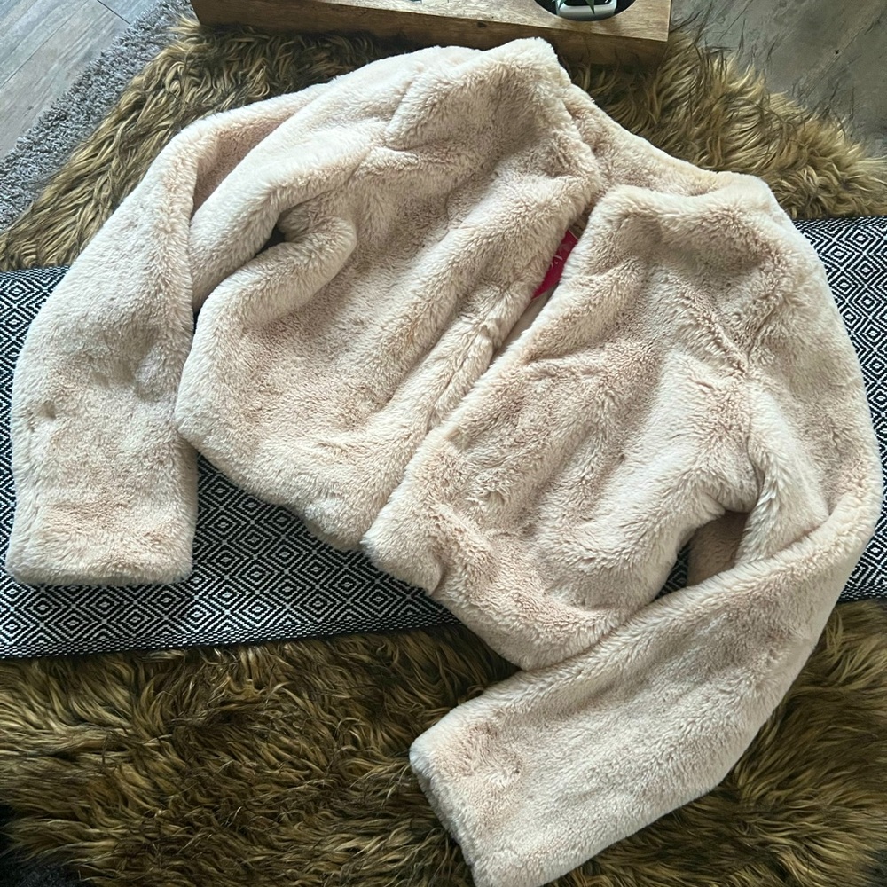 Hey ladies Check out this beautiful faux fur Very comfy and just right for you!